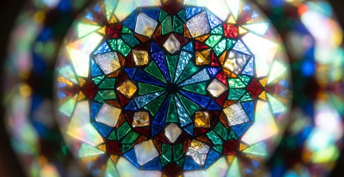 Vista macro de un caleidoscopio mostrando patrones geométricos complejos y coloridos
