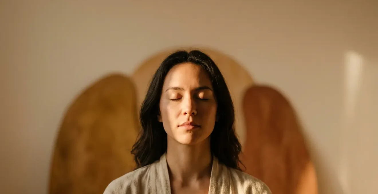 Persona en meditación profunda con figura protectora arquetípica en visualización interior