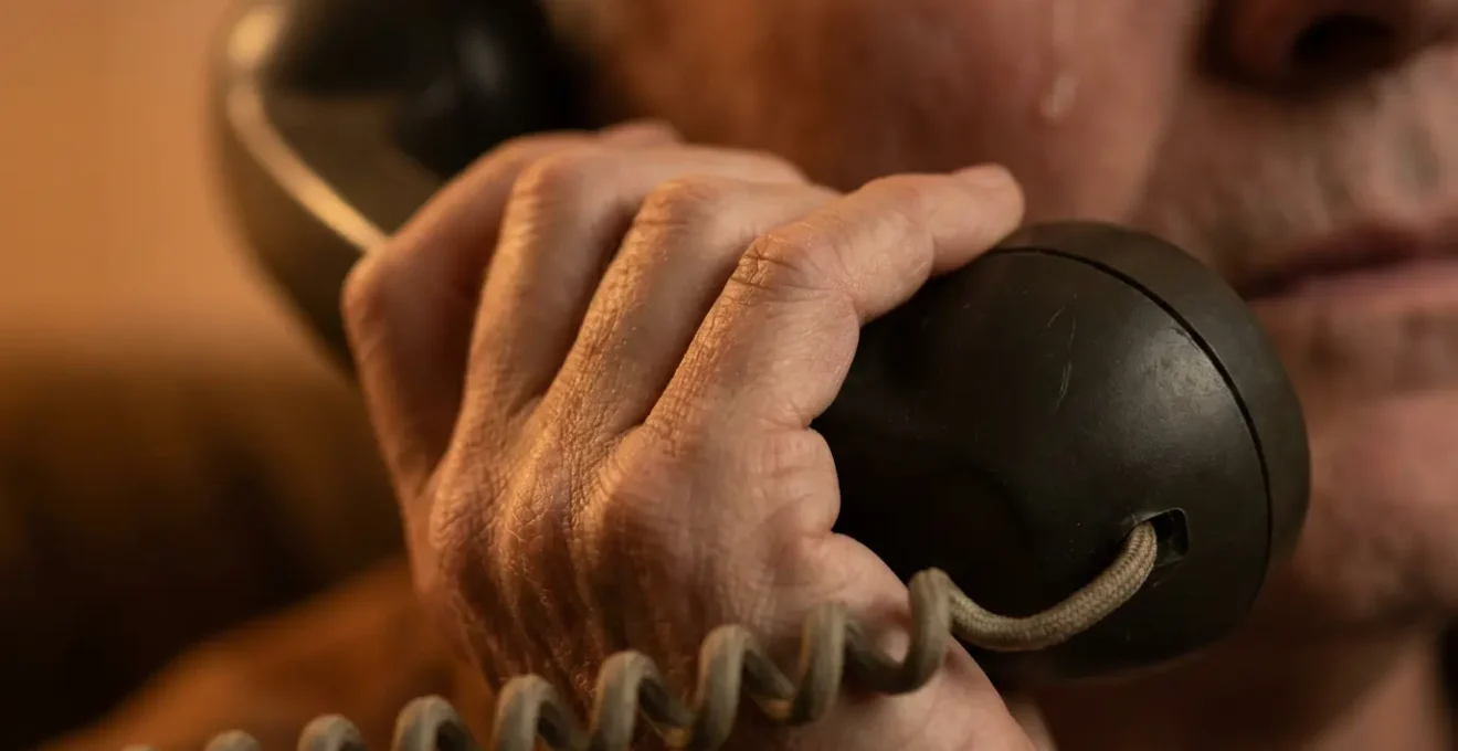 Momento de conexión emocional durante consulta telefónica de tarot