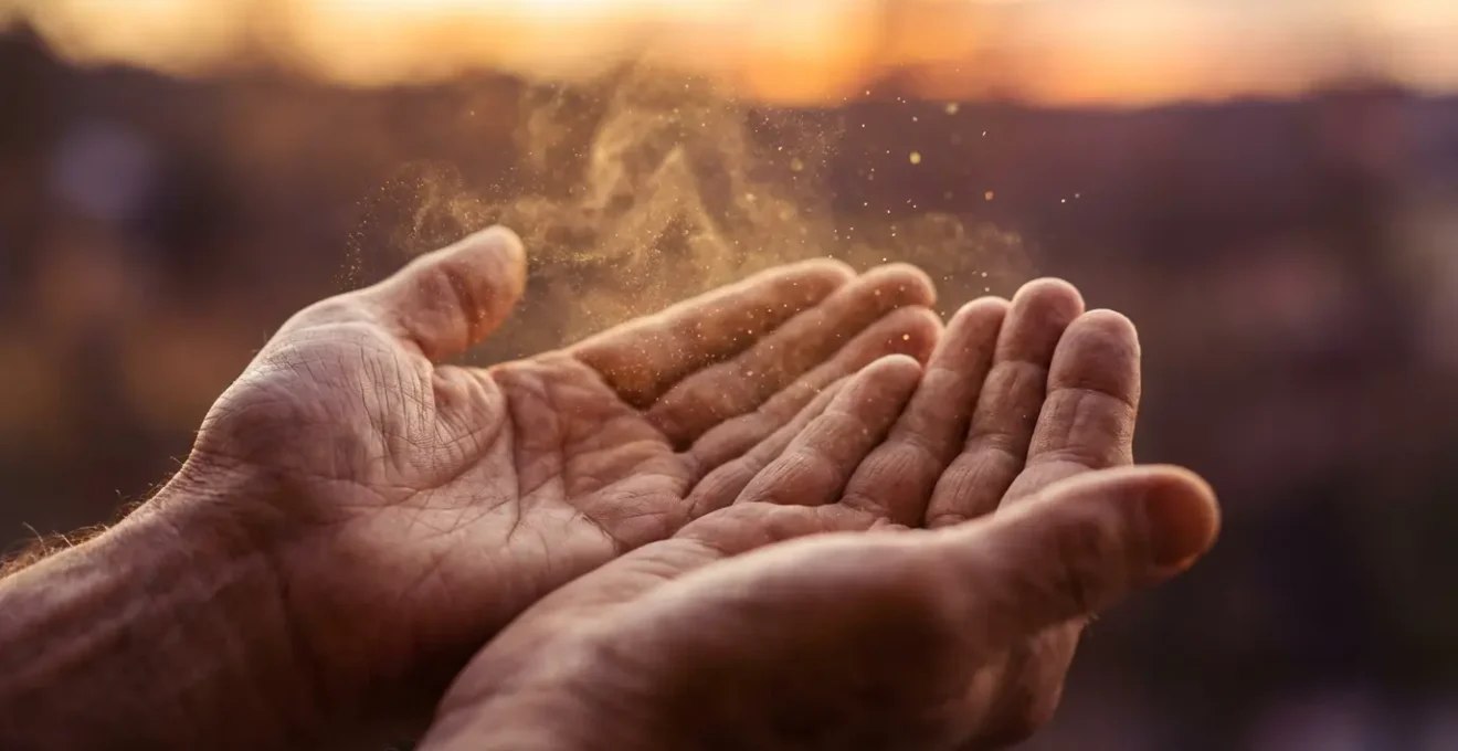 Manos soltando luz dorada simbolizando liberación energética del perdón