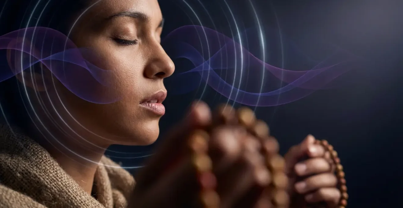 Persona repitiendo mantras con ondas cerebrales visualizadas como aureola luminosa
